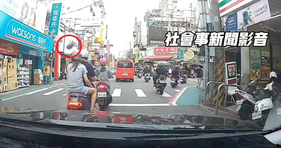 瓠瓜從六樓高處墜落，差點砸中正在等紅燈的雙載機車。（圖／翻攝自社會事新聞影音）