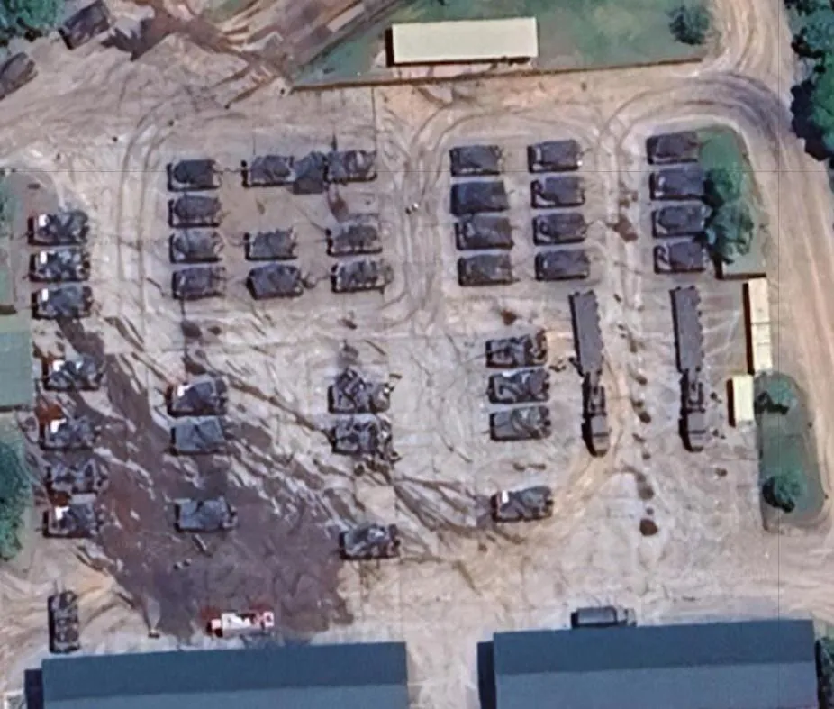停放在裝訓部營區內的M1A2T戰車衛星影像。(圖/截自Google Earth)