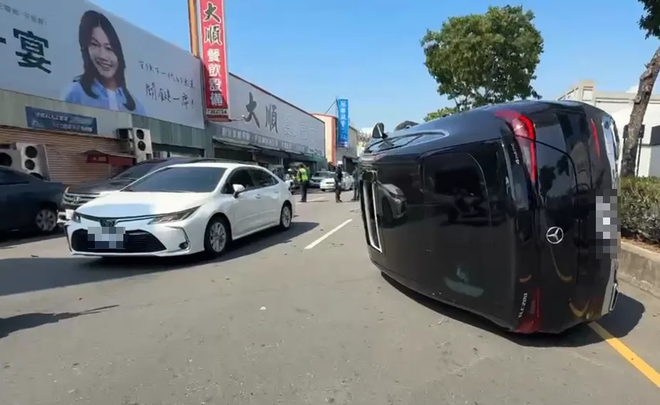彰化市金馬路2段發生3車碰撞翻車事故,其中1輛黑色賓士休旅車90度翻轉倒在內側車道。(圖/中天新聞)