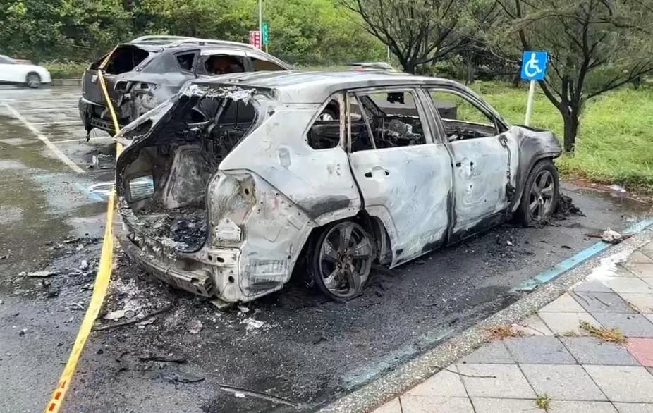 整輛車燒到只剩車殼骨架，一旁的無牌車也遭波及。（圖／翻攝畫面）