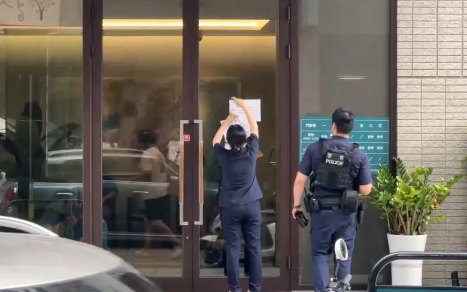 趙建銘兆福脊椎骨科診所14日貼出不受訪公告,並找警察關切堵訪媒體。(圖/中天新聞)
