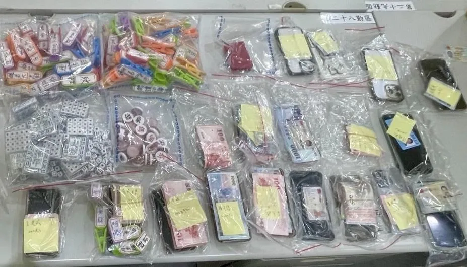 警方查扣大批賭具與賭資等證物。（圖／翻攝畫面）