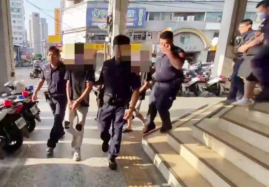 警方逮捕主嫌趙男等5人送辦。(圖/中天新聞)