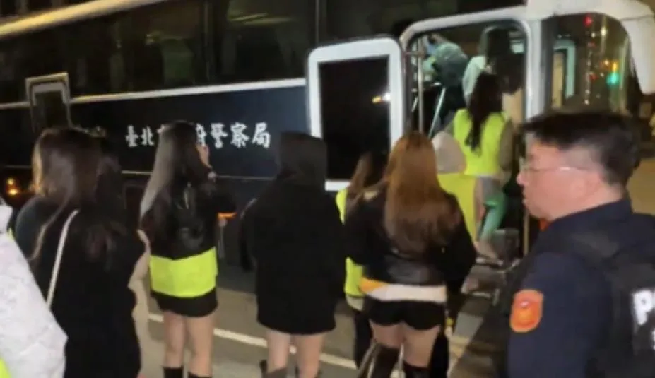 20多名美女荷官排排站上警備車。(圖/翻攝畫面)