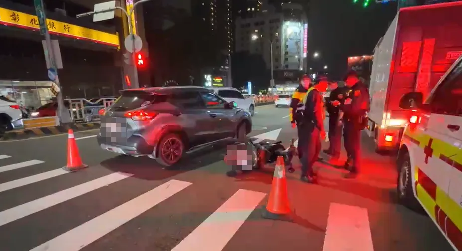 自小客車迴轉時與對向直行機車發生碰撞。（圖／中天新聞）