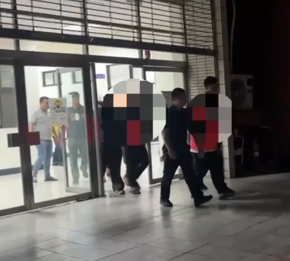 高雄楠梓1名22歲張姓男子疑遭車行同事22歲穆男和老闆等人以熱熔膠條抽打致死，警方迅速逮捕相關人等。（圖／翻攝畫面）