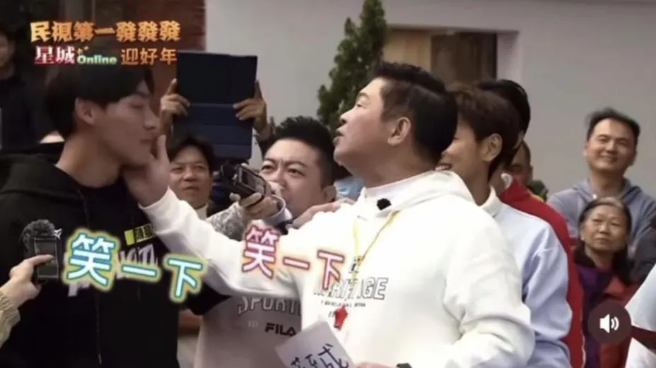 曾國城（右）吐槽陳晨威都不笑，連拍2下對方臉頰叫他多點笑容。（圖／翻攝自民視綜藝娛樂 YouTube）
