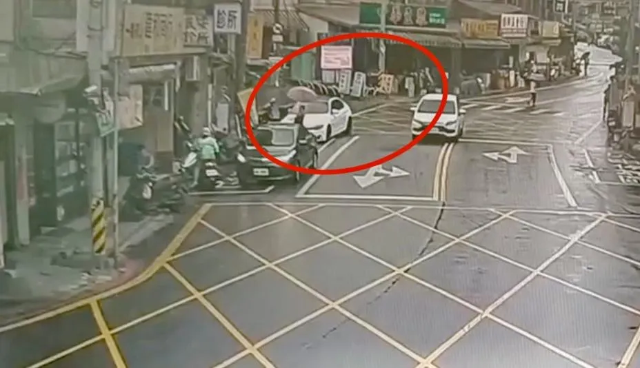 肇事駕駛從後方撞擊行人。（圖／翻攝畫面）