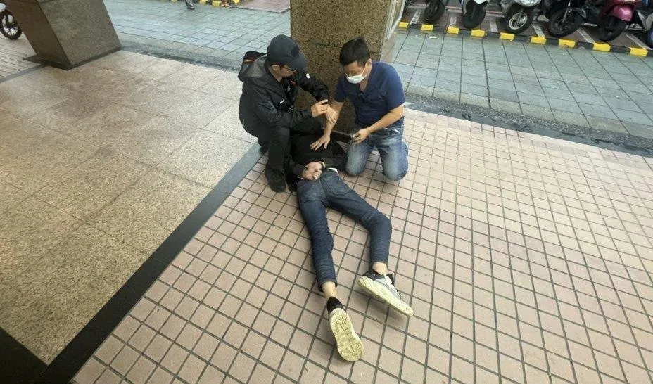埋伏警力當場逮捕詐騙車手。（圖／翻攝畫面）