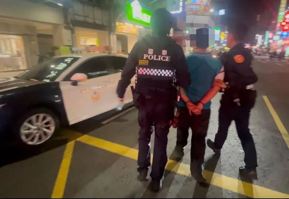 許男(左2)不僅逆向行駛還酒駕,甚至被發現是酒駕累犯,駕照早被註銷。(圖/翻攝畫面)