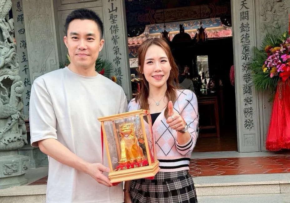 吳申梅（右）大年初四一早就開工，老公Eric（左）也全程隨侍在旁。（圖／喜上梅梢娛樂 提供）