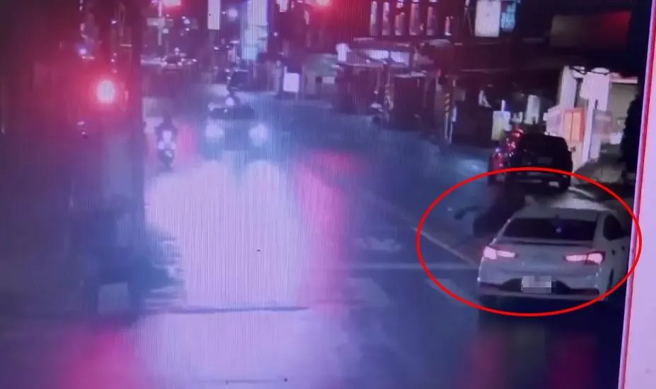 高雄市林園區一輛白色轎車行經林園北路與王公路口時，未注意到正在斑馬線上行走的女子，造成她當場遭轎車撞飛，頭部受到撕裂傷，所幸傷者送醫後並無大礙。（圖／翻攝畫面）