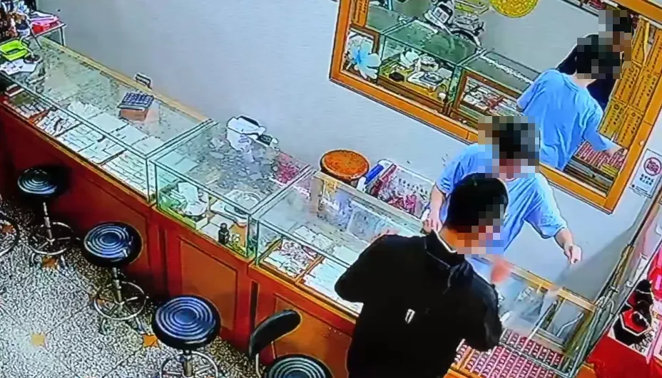 羅東銀樓搶匪佯裝試戴搶金戒,隨即奪門而出,警火速鎖定逮人落網。(圖/翻攝畫面,下同)