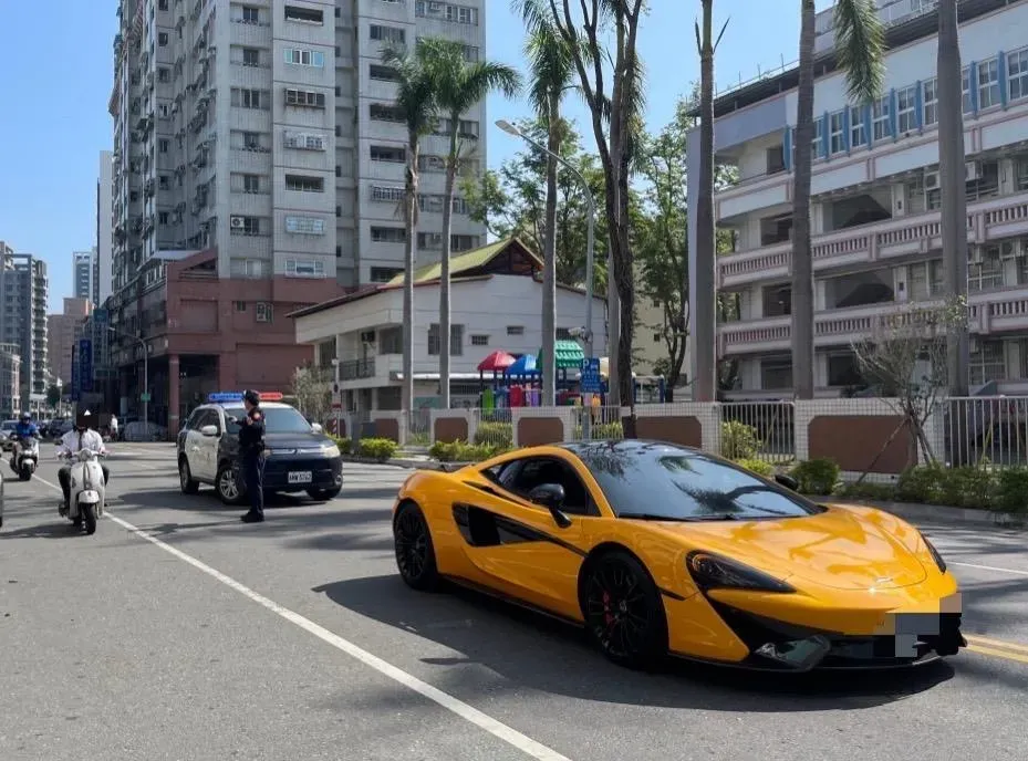 該輛麥拉倫跑車疑似570s，新車售價約為1168萬。（圖／社會事新聞影音）