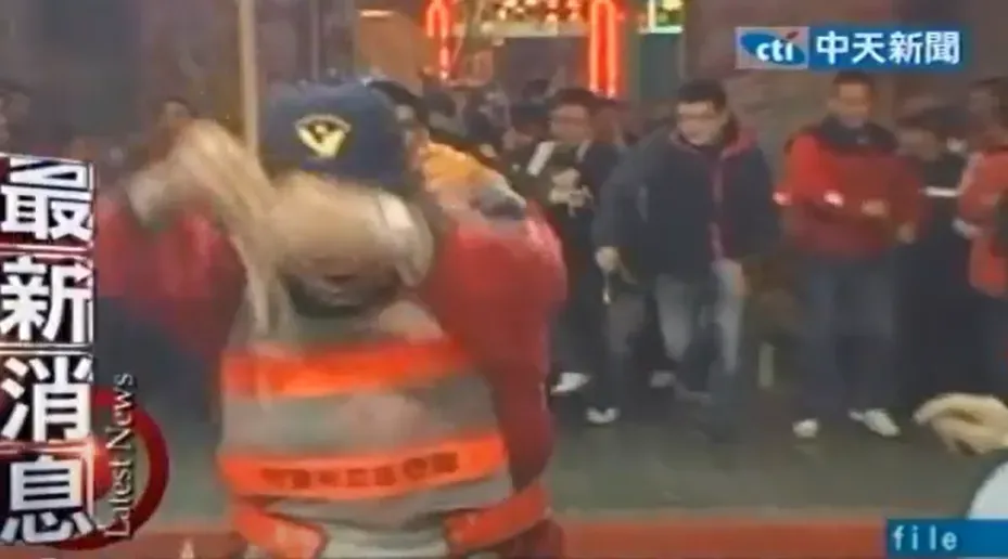 近期一段2011年彰化南瑤宮搶頭香的經典畫面又在網路上重新引起熱議。(圖/中天新聞資料照)