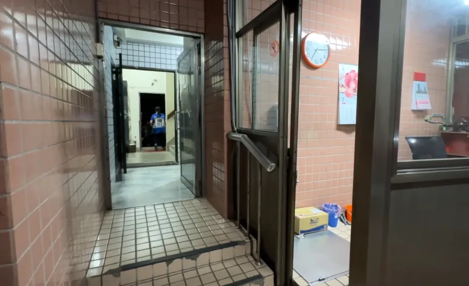 鄰居透露，王男平時沒有工作在家常與母親發生爭吵。（圖／中天新聞）