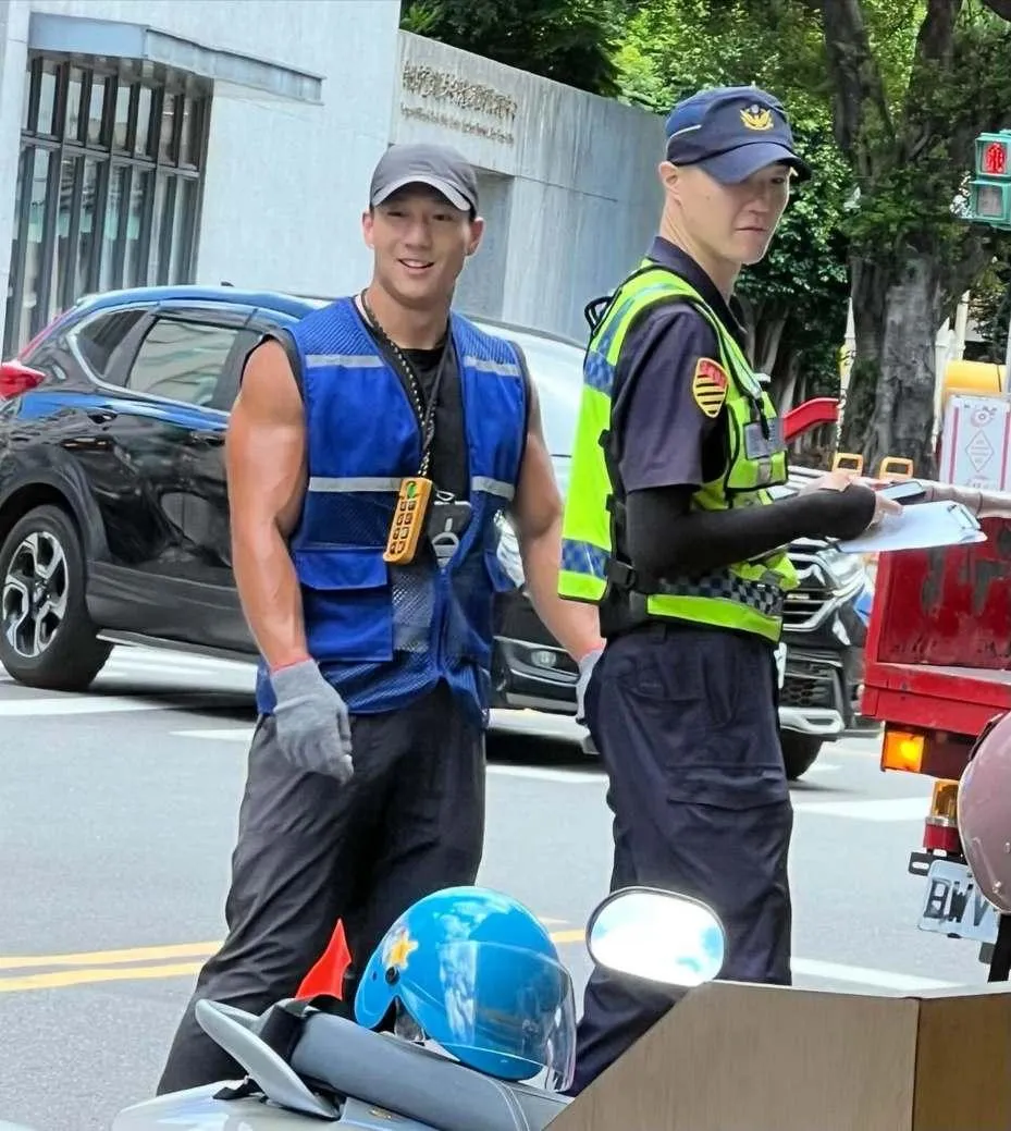 這位有「拖吊界蘇志燮」的猛男拖吊場員工長相帥氣，全身肌肉線條優美。（圖／翻攝爆廢公社）