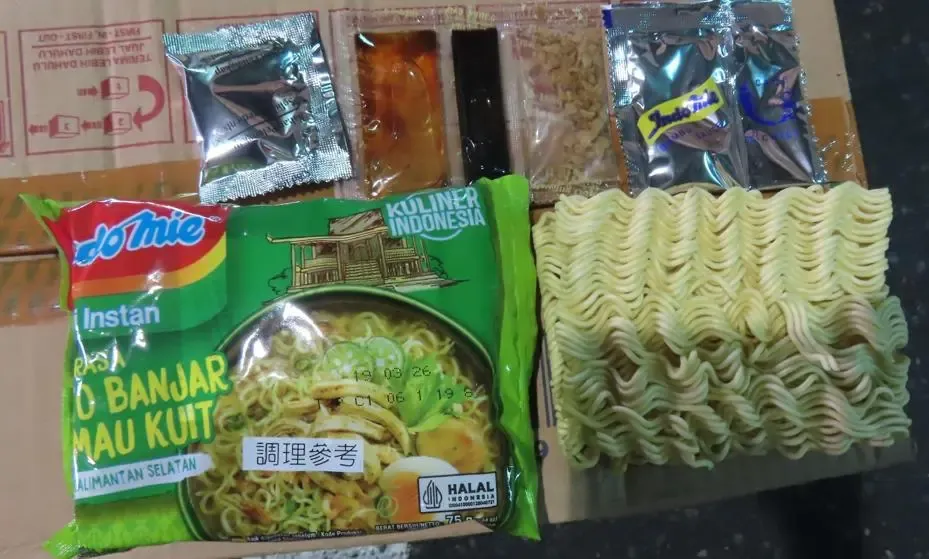 印尼知名泡麵品牌「營多麵」(INDOMIE)的班賈爾青檸風味湯麵,其調味料包被檢出含有農藥環氧乙烷超標。(圖/食藥署官網)