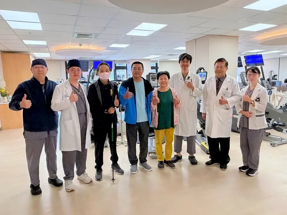 振興醫院在今年8月12日接獲三顆救命心臟的捐贈通知，隨即動員40多位醫療人員，在24小時內完成三例心臟移植手術。(圖/振興醫院提供)