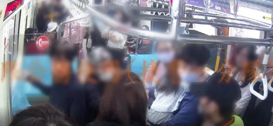 去年2月4日在中和新蘆線的列車上，曾姓阿嬤因不滿一對李姓父女，坐在博愛座上不讓位，竟拿雨傘猛敲李姓女童的腳，捷警趕緊到場了解。（圖／警方提供）
