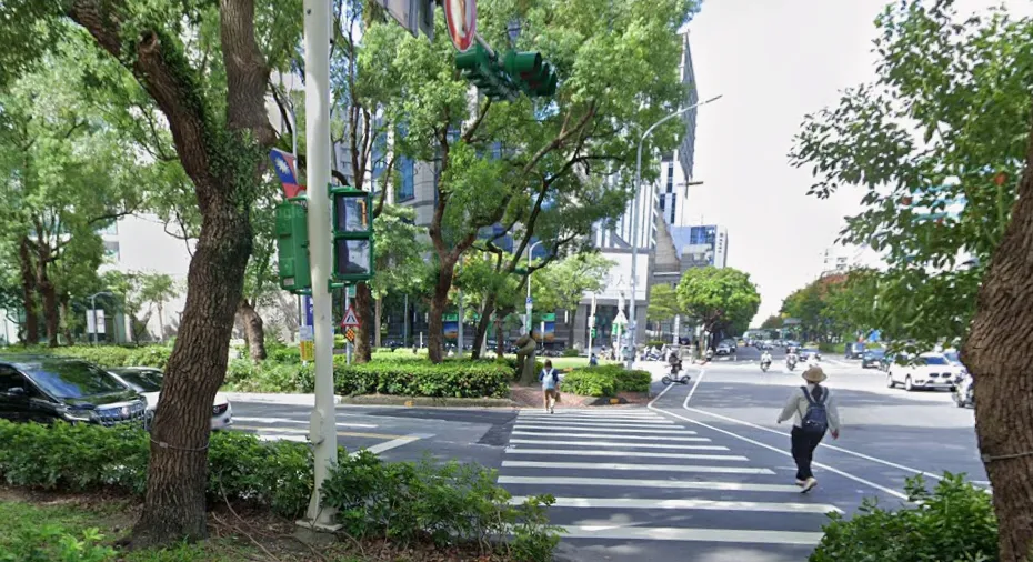 為提升行人通行效率及安全，降低民眾趕搭公車違規穿越的情形，臺北市交通管制工程處推動「行人分段穿越結合公車月台」設計。（示意圖／翻攝自Google maps）