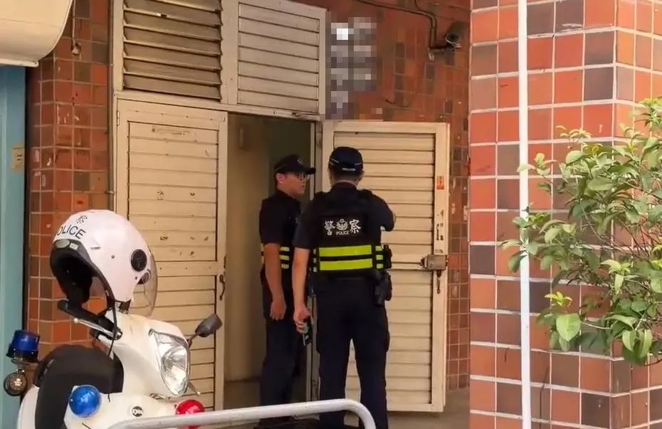警方鑑識人員進駐命案現場採證,深入比對屋內各項微物跡證。(圖/中天新聞)
