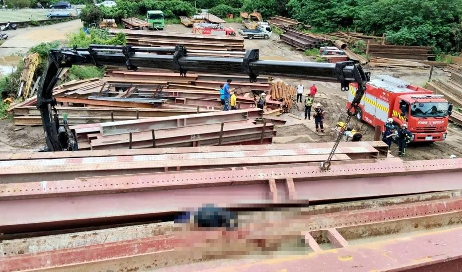 吊車司機被鋼構壓住，現場留有血跡。（圖／中天新聞）