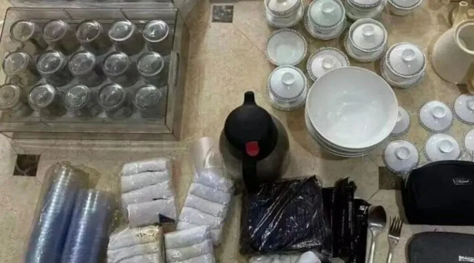 王男從飛機上A回家的物品擺滿一桌。（圖/翻攝新浪微博）