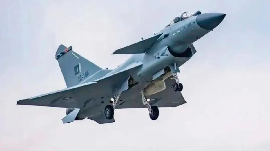 大陸外銷型戰機殲-10CE在去年5月中旬的空戰中一舉擊落多架戰機。（圖／翻攝微信公眾號「中國軍工」）