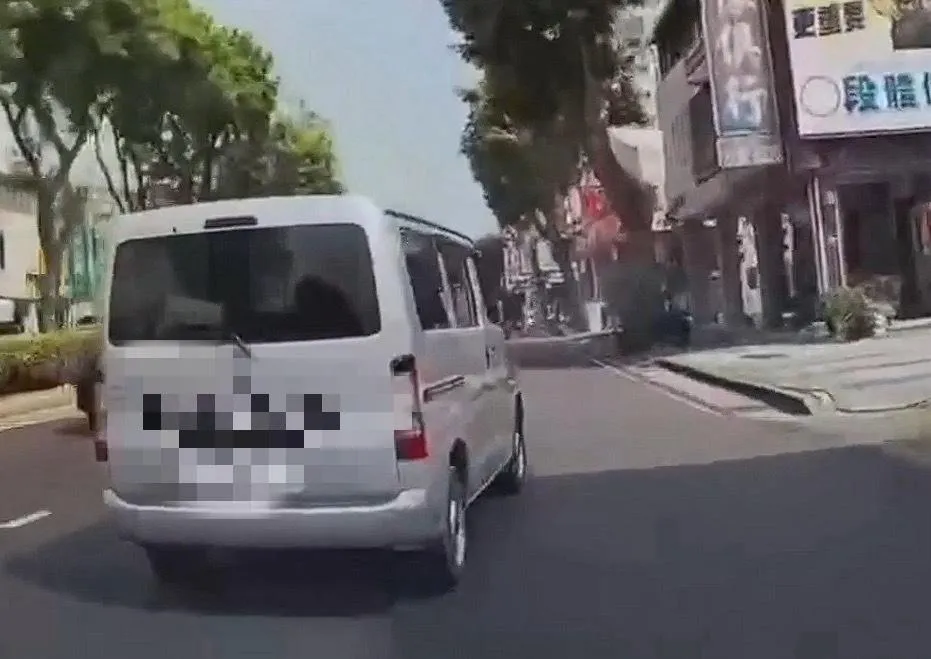 家屬指控對方故意在李翁要往前開時,加速先變換車道擋在前面。(圖/翻攝畫面)