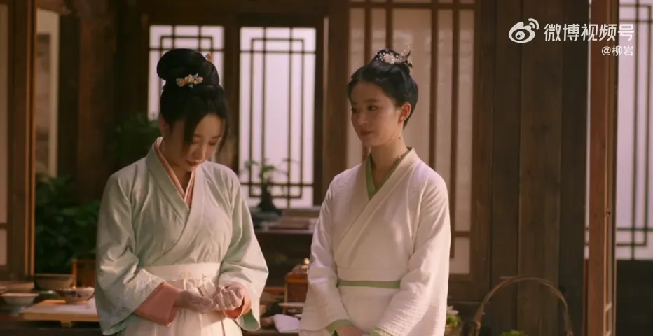 柳岩（左）曾在劉亦菲（右）主演的陸劇《夢華錄》中飾演孫三娘。（資料照／翻攝自微博）