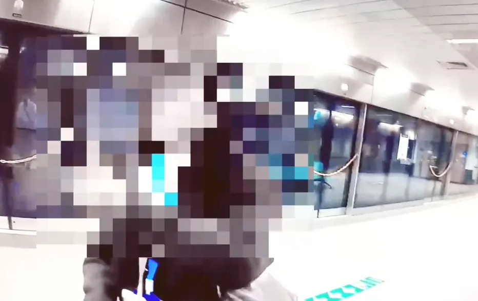 婦人在車廂內，突然情緒失控瘋狂咆哮。（圖／警方提供）