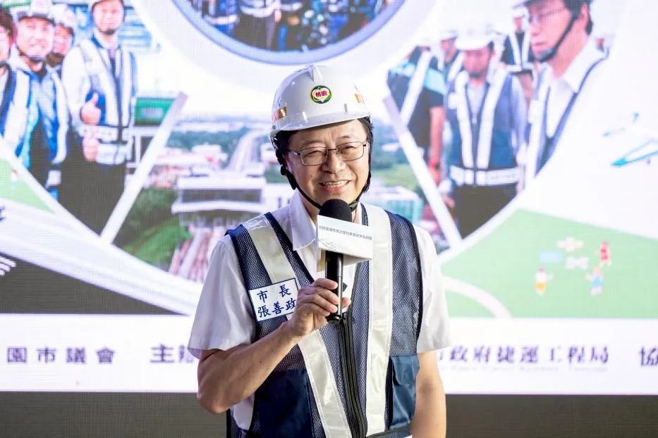 桃園市長張善政16日親自領軍，視察桃園捷運綠線首列車駛入主線高架橋測試，力拼明年底北段7站通車。(照片提供：桃園市政府捷運工程局)