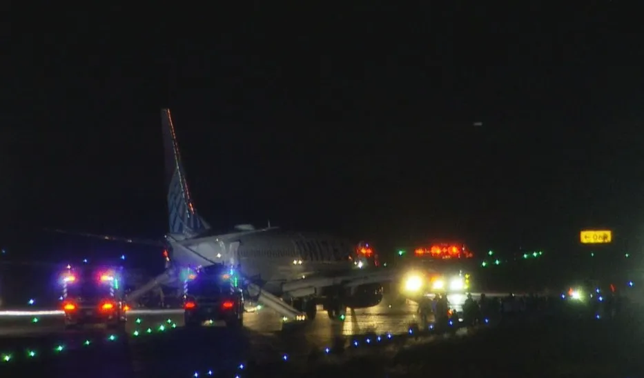 聯合航空UA32班機12日晚間因機體故障改降大阪關西機場。圖為大阪關西機場當地時間12日晚間7時30分許現場狀況。（圖／NTV）