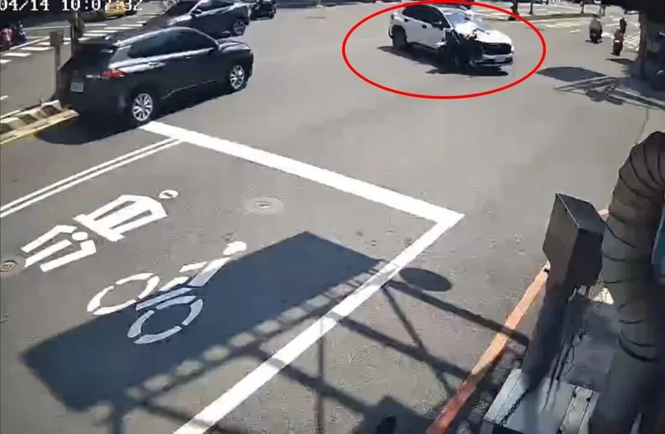 22歲莊姓國立成功大學台灣文學系學生騎乘機車，於成功路與中成路口與自小客車發生碰撞，傷勢嚴重，經送醫搶救後仍宣告不治。（圖／翻攝畫面）