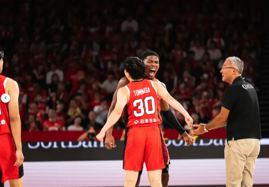 德米爾（最右邊）。（圖／FIBA）