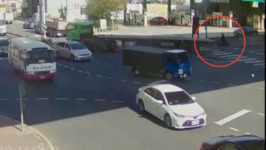 新北市八里發生一起驚險車禍。（圖／翻攝畫面）