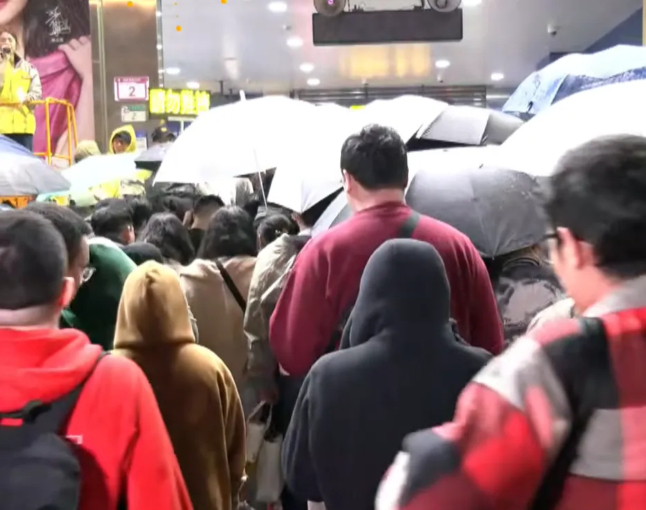 北捷市政府站1月1日湧現散場人潮，「潮天團」在現場疏導旅客。（圖／中天新聞）