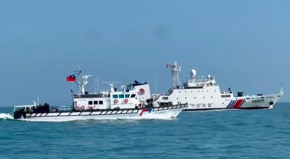 我海巡署17日下午已連2天偵獲大陸海警船出沒金門水域，隨即出動巡防艇併航驅離。（圖／海巡署金馬澎分署提供）