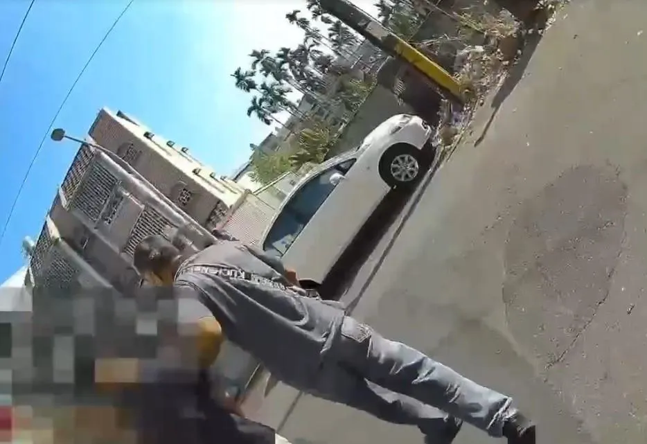警方逮捕詐團成員。（圖／翻攝畫面）