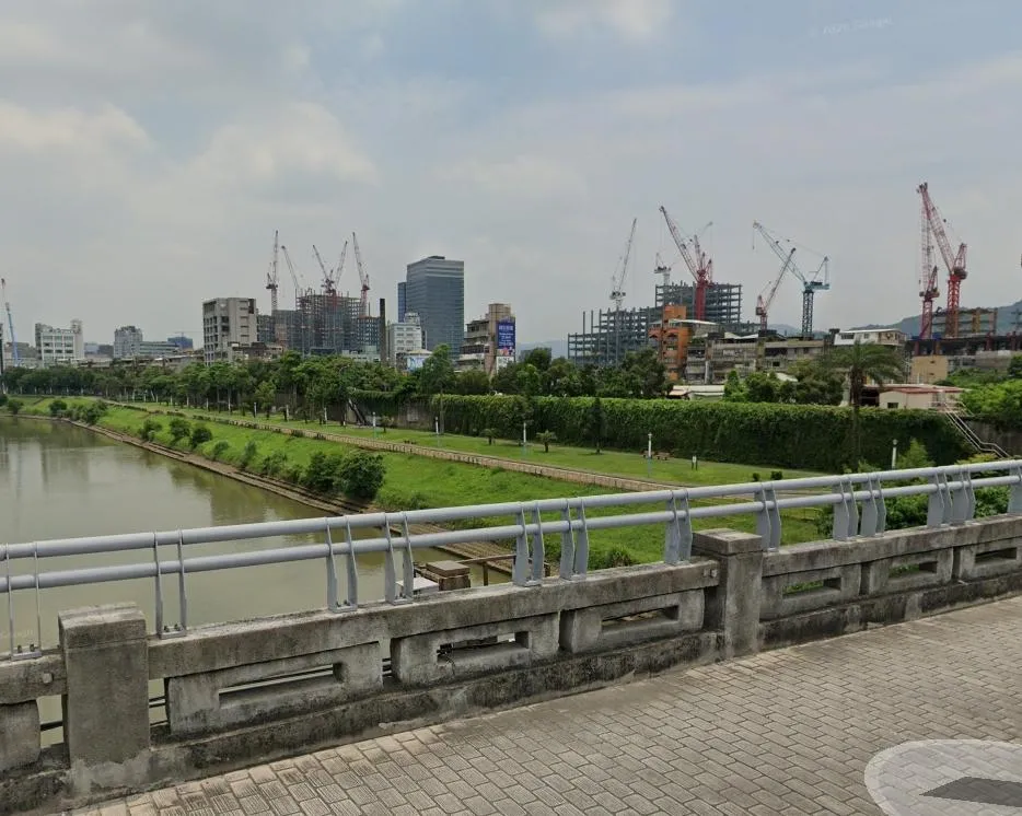 成美橋下的河濱公園草叢，28日被發現有具屍體。（圖／Googlemap）