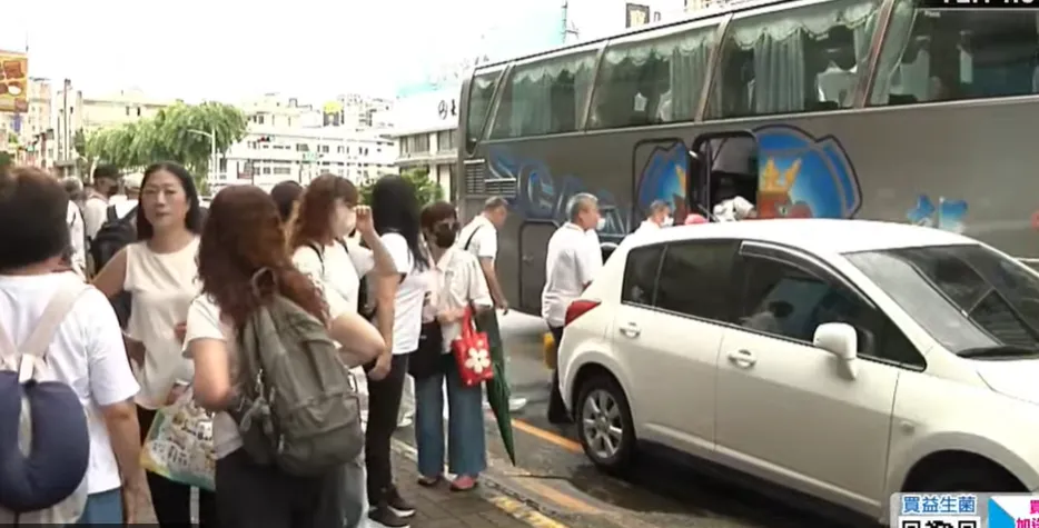 國民黨高雄市黨部上午湧入民眾集結搭車北上響應725上凱道反毒油。（圖／中天新聞）