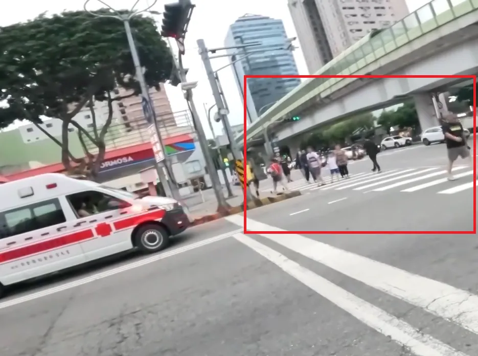 台中市1輛鳴笛救護車行經文心路與崇德路口時，有民眾目擊斑馬線上的路人持續「緩慢通過」並未禮讓。（圖／Threads@alstonviii授權提供）