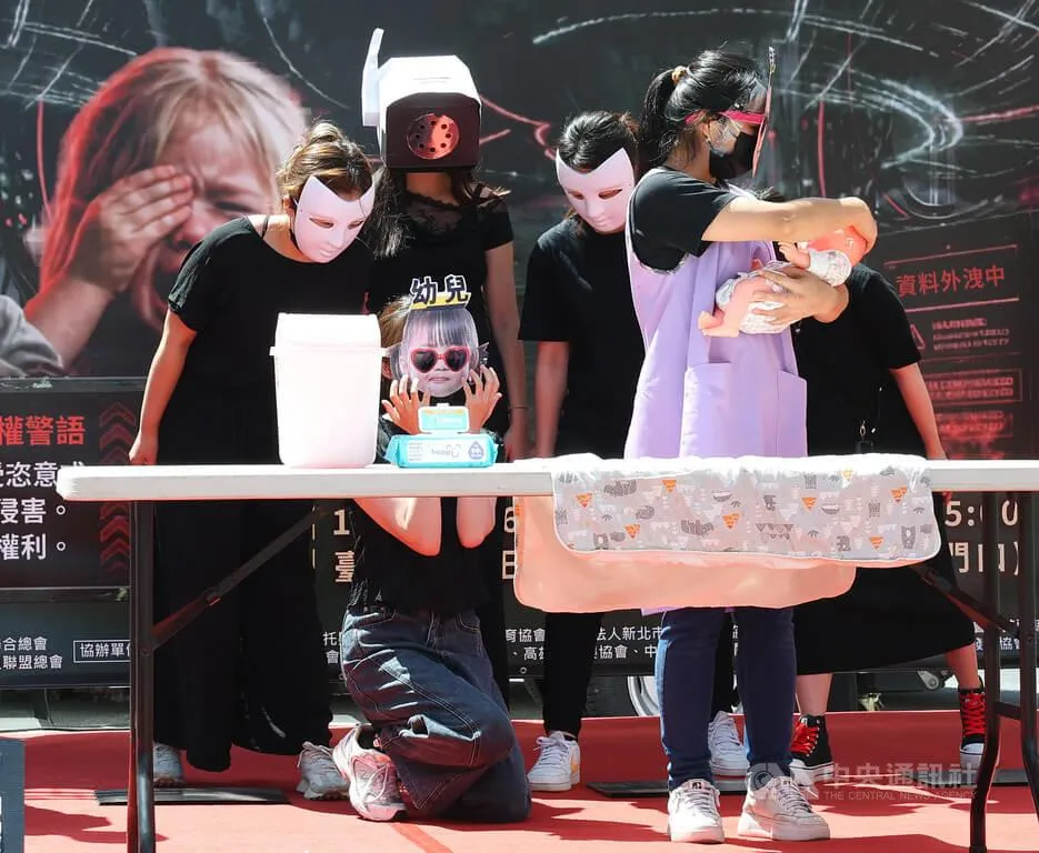 「兒童托育服務法」三讀通過，多個教保團體26日在立法院群賢樓前陳情，呼籲後續子法訂定，應將隱私保障、家長同意、調閱有限度等原則納入規範，現場也演出行動劇表達訴求。(圖/中央社)