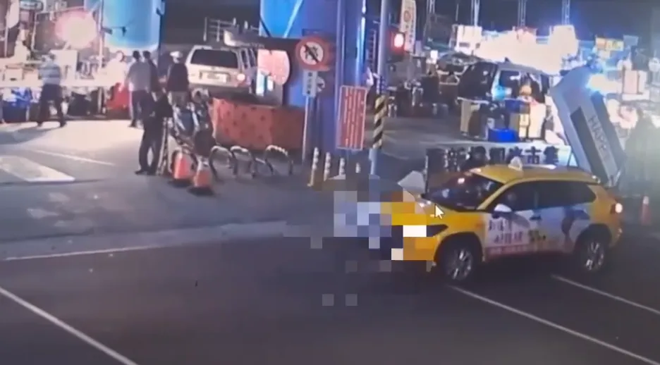 犯嫌於三重區換另一輛計程車至客運站。(圖/翻攝畫面)