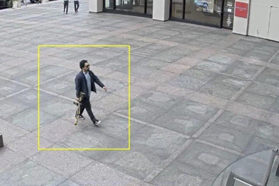 一名男子手持步槍進入曼哈頓一棟商辦大樓後開火，造成4名無辜民眾喪命。（圖／美聯社）