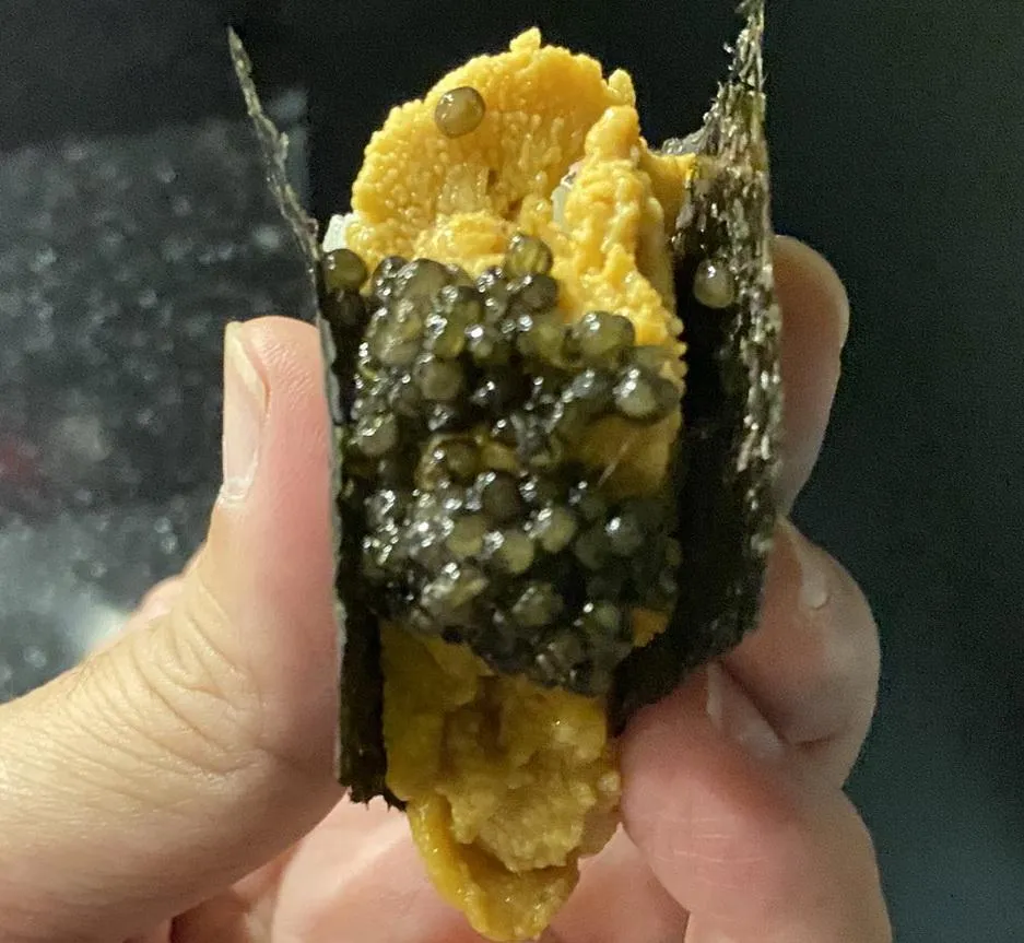奧斯特拉鱘魚魚子醬搭配海膽食用，「王者之味」帶來華麗體驗。（圖／黃宏輝提供）