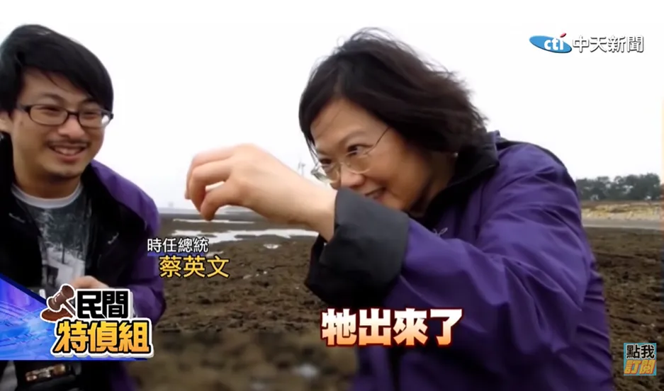 蔡英文手抓著寄居蟹笑得開心，並寫下藻礁永存四字，如今看來不勝唏噓。(圖/中天新聞)