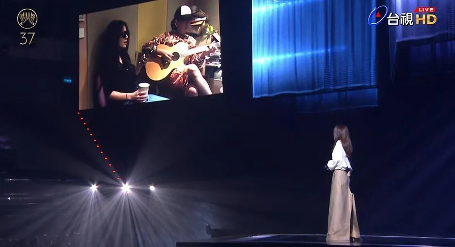 螢幕出現田馥甄與袁惟仁過去一起彈唱的畫面。(圖/翻攝金曲獎頒獎典禮暨國際音樂節YouTube)