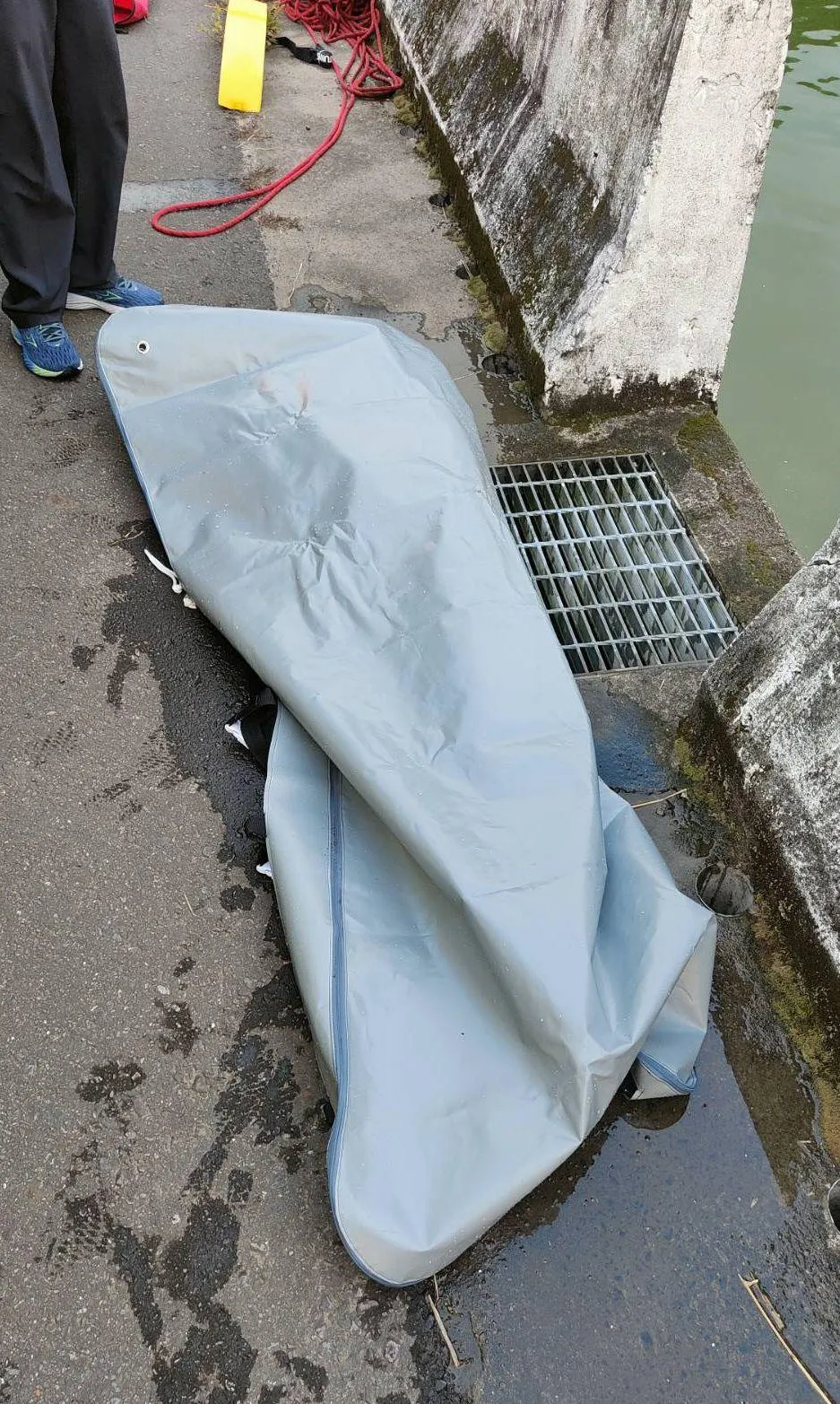 男子遺體被打撈上岸時,僅剩上半身軀幹。(圖/民眾提供)